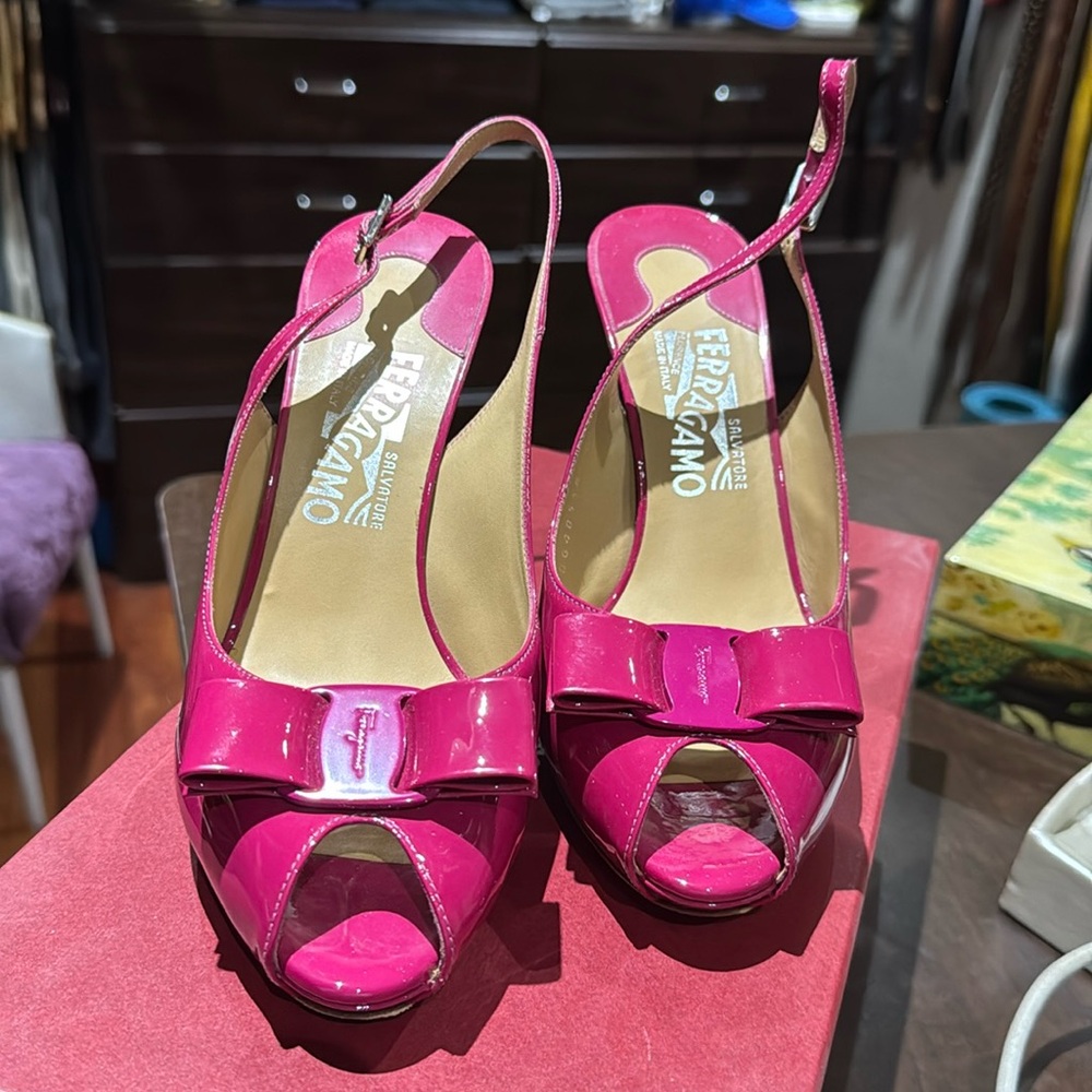 Salvatore Ferragamo Pink Patent Bow Heels – Size 7.5